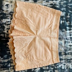 Loft 5” scalloped peach shorts